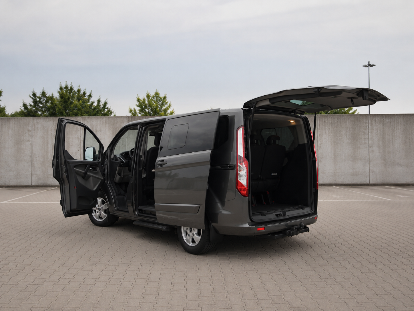 Ford Tourneo z otwartym bagażnikiem.