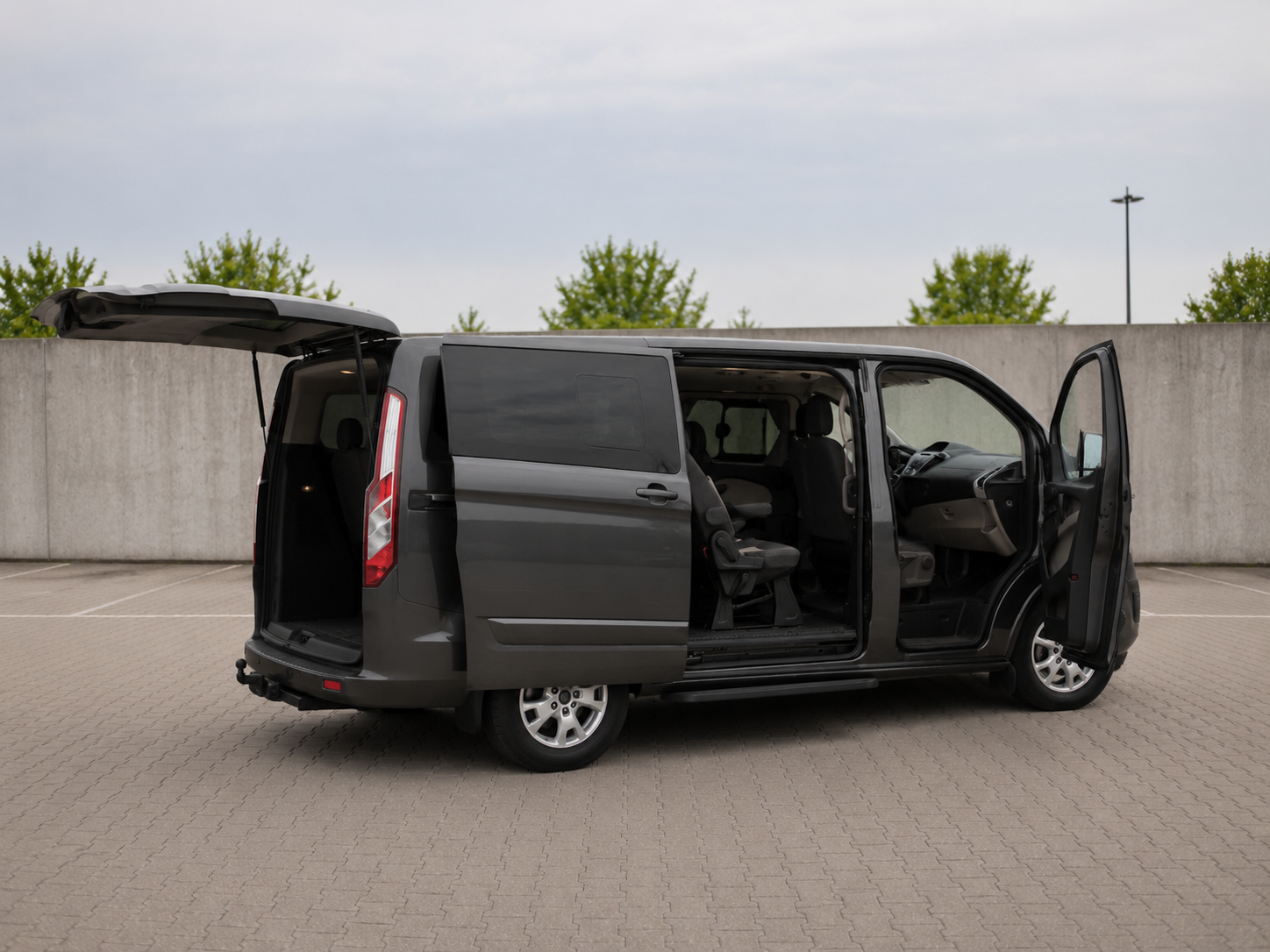 Opel vivaro z otwartymi wszystkimi drzwiami.