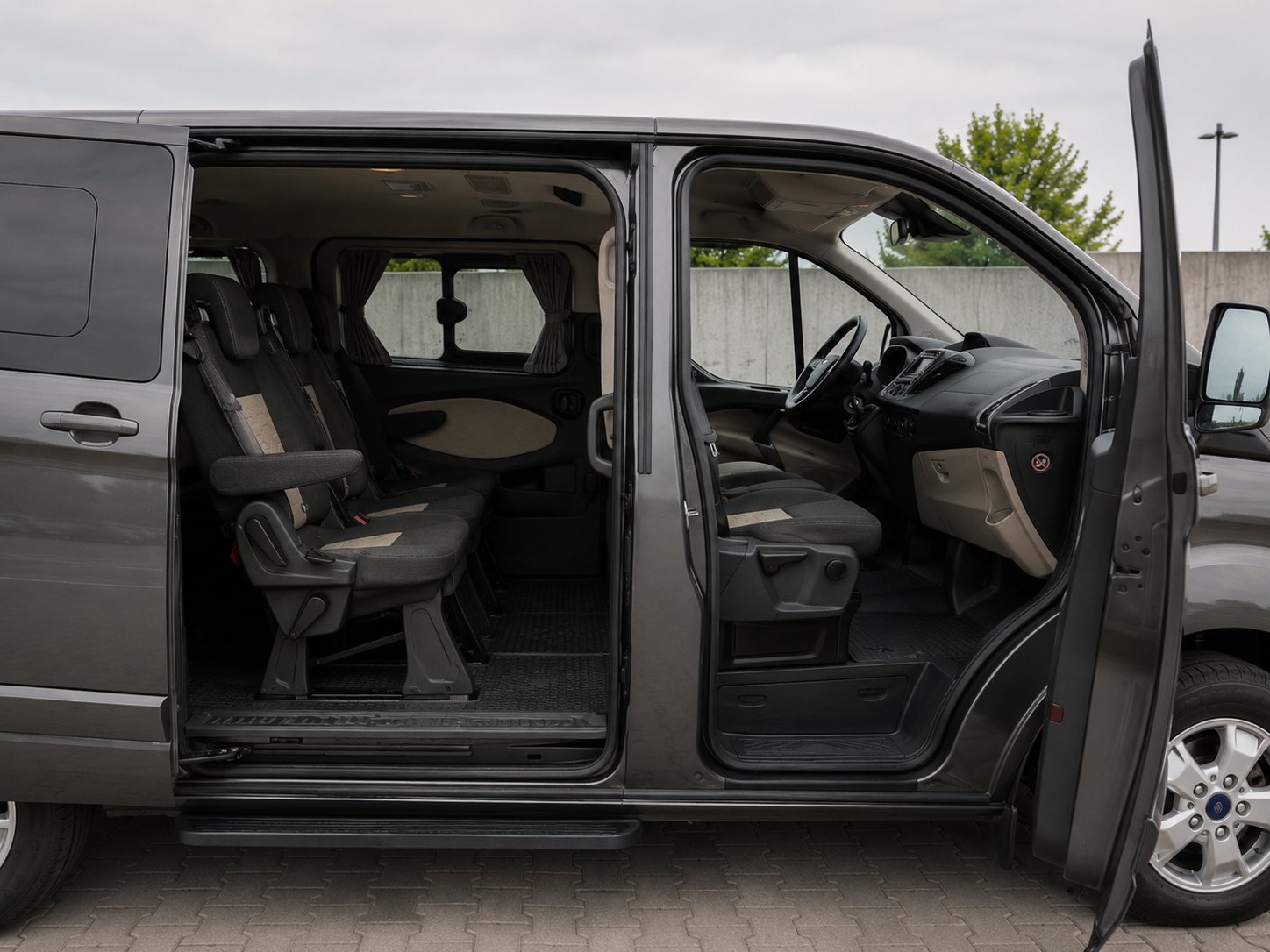 Wnętrze auta ford tourneo