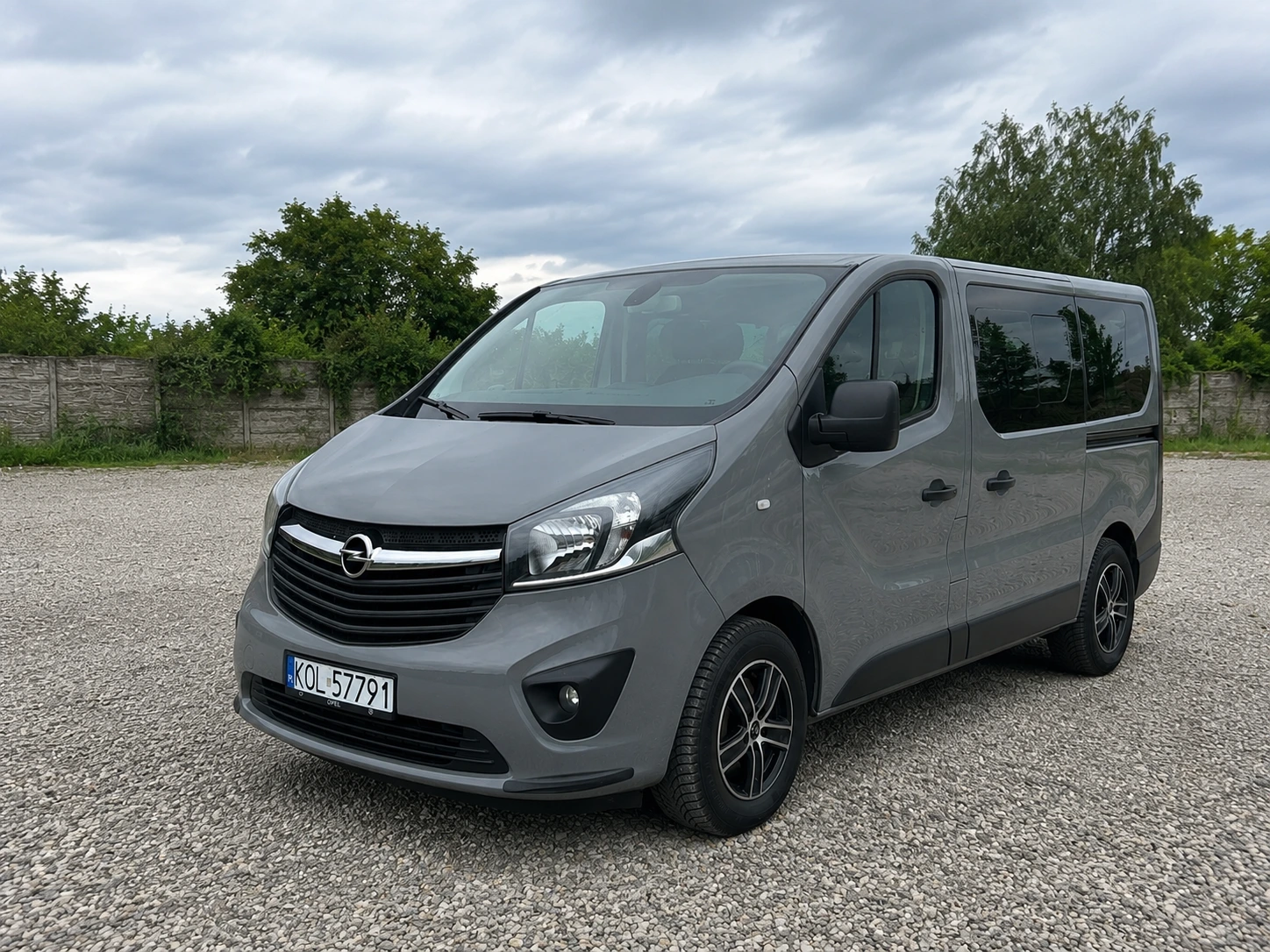 Widok na opel vivaro od przodu.