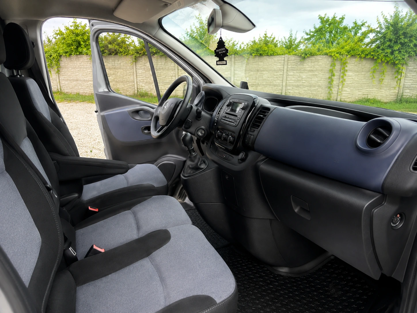 Wnętrze auta opel vivaro.